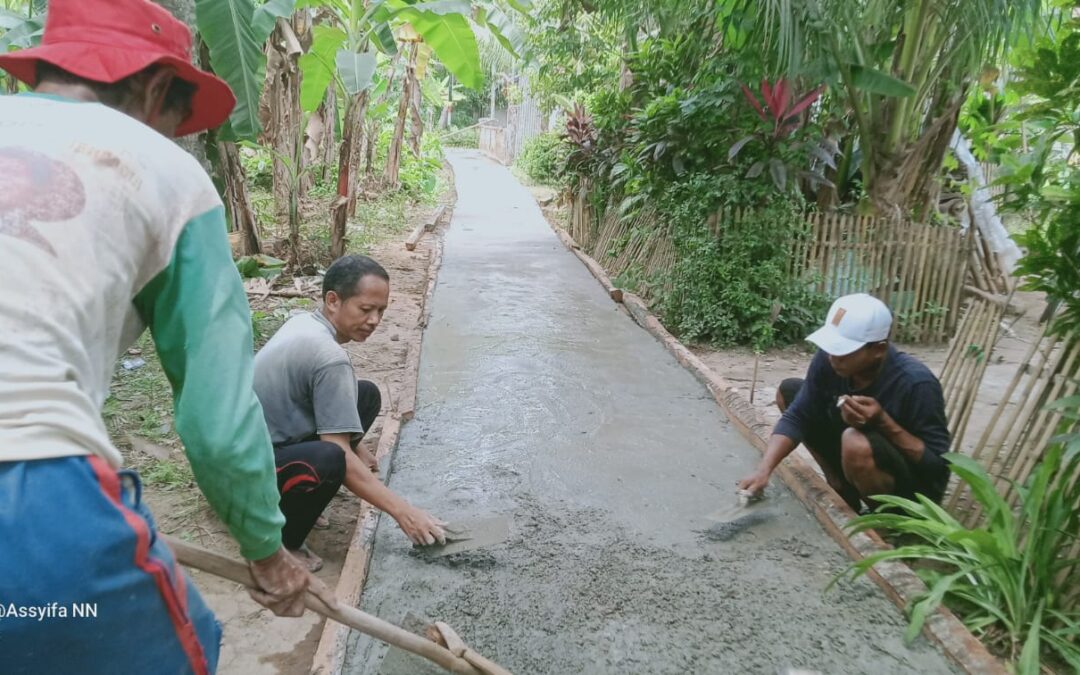 Pengecoran Jalan Setapak Dusun Bantar Picung di Desa Pahonjean