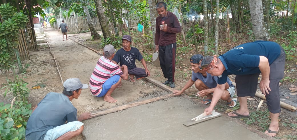 Pembangunan Jalan Lingkungan Dusun Sidomakmur, Desa Pahonjean, Kecamatan Majenang