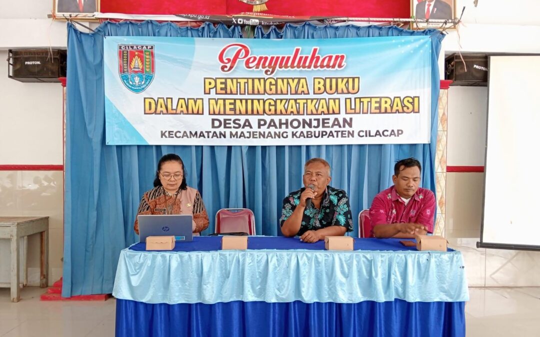 Penyuluhan Pentingnya Buku dalam Meningkatkan Literasi Desa Pahonjean