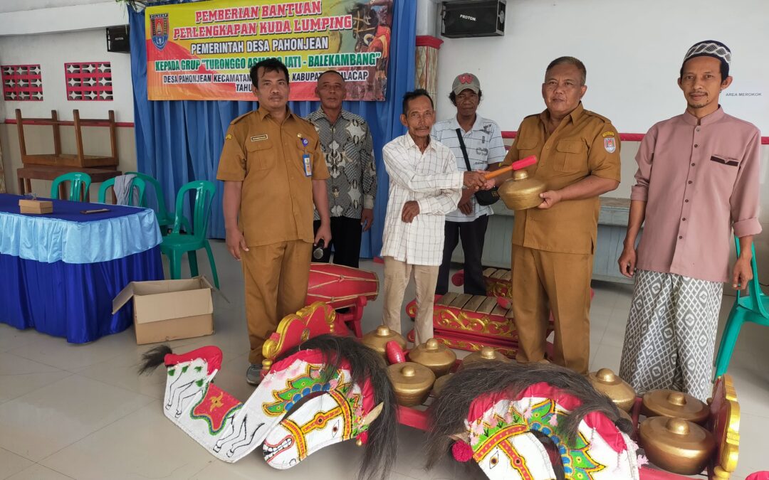 Pemberian Bantuan Perlengkapan Kuda Lumping Grup Turonggo Asmoro Jati