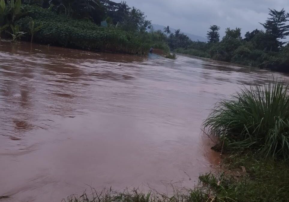 WARGA DESA MAJENANG TERSERET ARUS BANJIR DI SUNGAI CIJALU